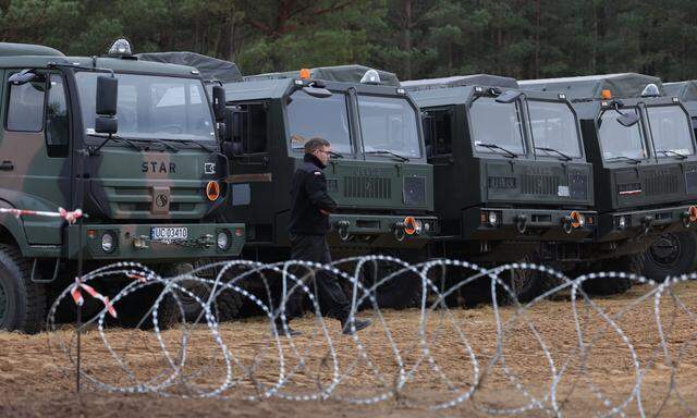 Polen teilt eine Grenze mit Belarus. (Archivbild aus 2021 von einem provisorischen Grenzzaun, mit dem man wachsenden Andrang von Migranten entgegenwirken wollte)