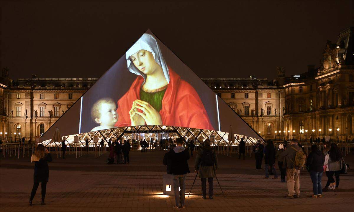 Im Anschluss an die Eröffnung wurden auf der Pariser Louvre-Pyramide Bilder des neuen Museums projiziert.