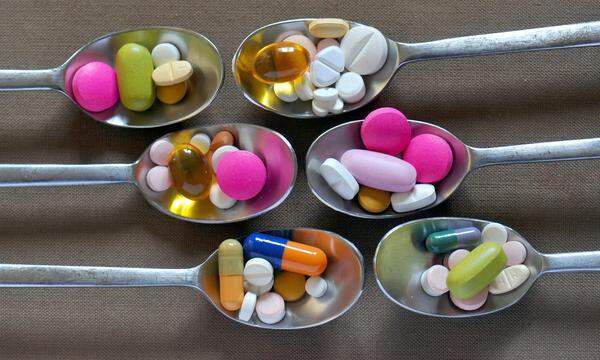 Für allerlei Beschwerden gibt es Tabletten in allen Farben. Die Amerikanerinnen und Amerikaner greifen besonders oft zur Pille.