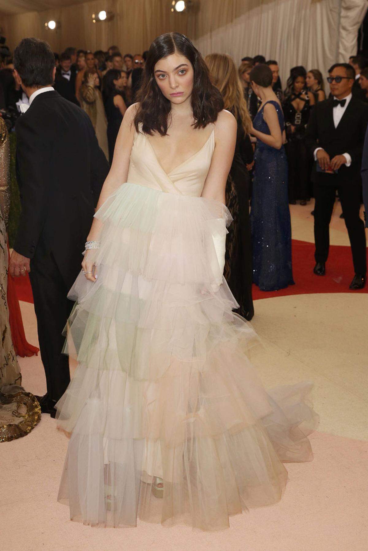 Lorde in Valentino.