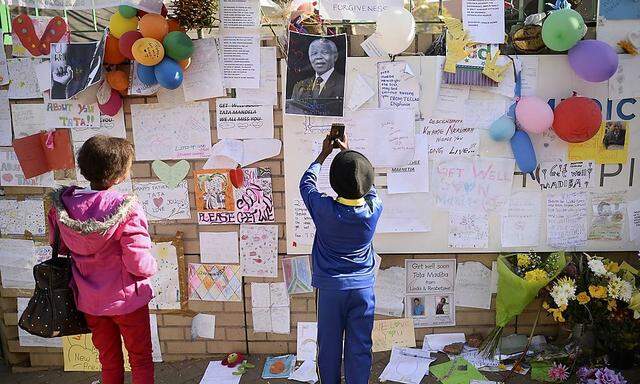 School children visit Medi-Clinic Heart Hospital to pay their respects where former South African President Nelson Mandela is being treated in Pretoria 
