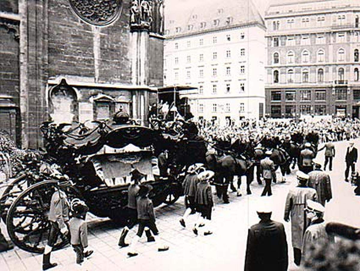Als Zita von Habsburg am 14. März 1989 starb, war die Trauer in Österreich dennoch groß. Zehntausende kamen am 1. April in die Wiener Innenstadt, um den Trauerzug der letzten Kaiserin von Österreich zu begleiten.