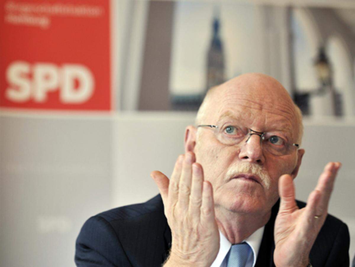 "Das ist eine schwere Stunde für uns heute", sagte SPD-Fraktionschef Peter Struck. Die Wahlniederlage müsse analysiert werden. Es habe jedenfalls nicht an Frank-Walter Steinmeier gelegen, der einen guten Wahlkampf gemacht habe.