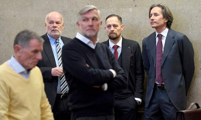 Der Angeklage Peter Hochegger, Anwalt Manfred Ainedter, der Angeklagte Walter Meischberger, Anwalt Norbert Wess und der Angeklagte Karl Heinz Grasser am 29. Jänner 2019.