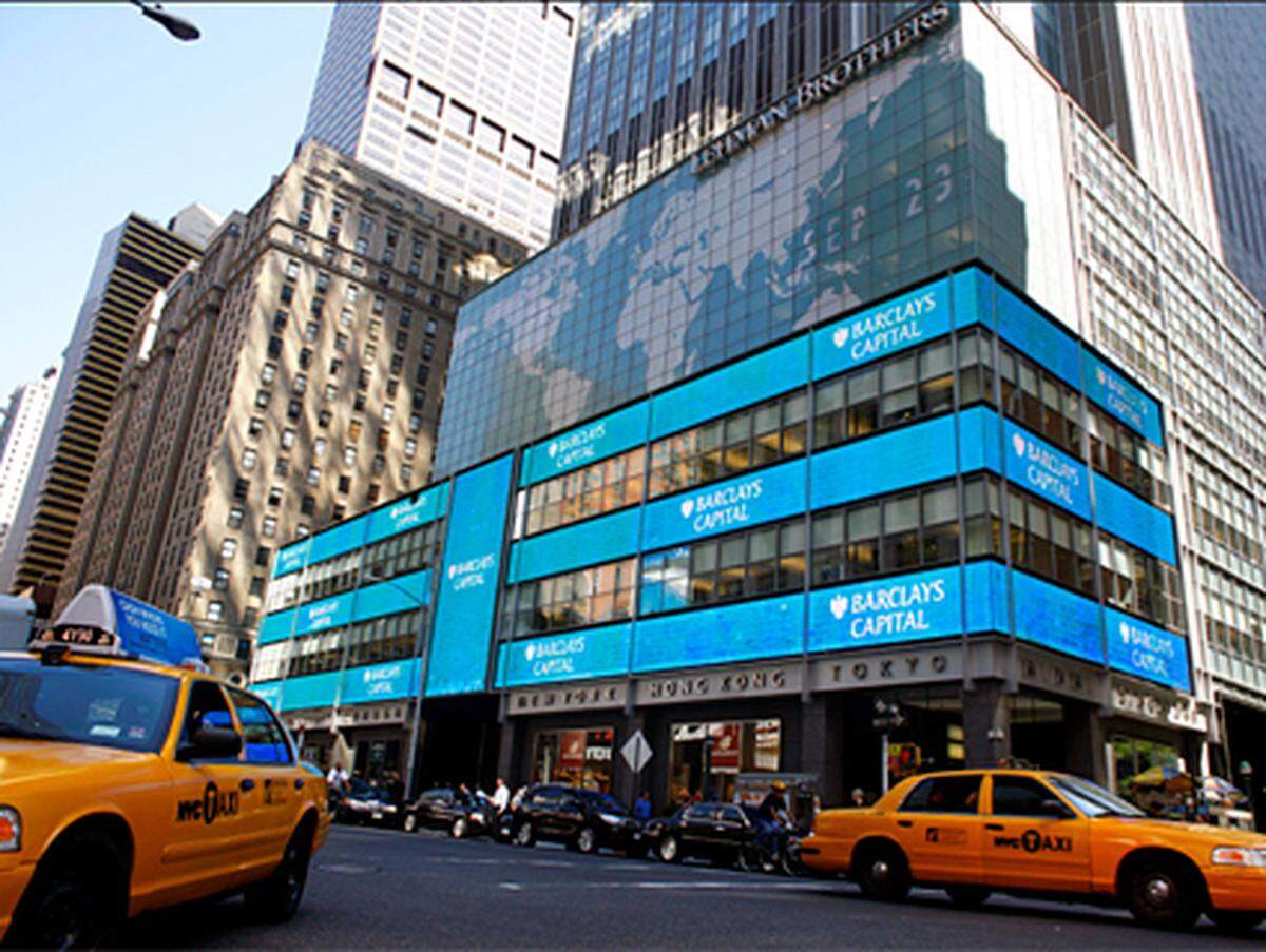 Am 22. September erlaubt ein New Yorker Konkursgericht die Übernahme der Filetstücke Investmentbanking und Wertpapierhandel durch die britische Bank Barclays. Der Preis liegt bei 1,75 Milliarden Dollar.Und so prangt heute auf dem ehemaligen Lehman-Hauptquartier an der 745 Seventh Avenue in New York das Blau der britischen Bank Barclays.