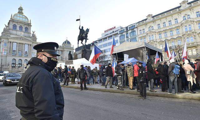 Auch in Prag gingen am Sonntag Hunderte Menschen auf die Straße um gegen die geltenden Coronamaßnahmen der Regierung zu protestieren.