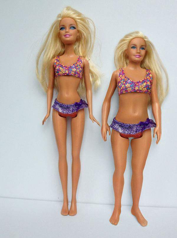 Der Unterschied zu einer normalen Barbie ist groß. Nicht nur die Größe und die dünne Taille sticht hervor, sondern auch der extrem dünne Hals, Schultern, Waden und Arme der Puppe.