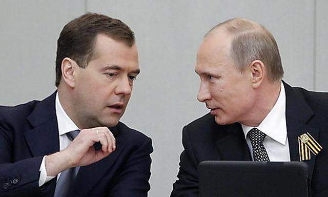 Der neue Premier und alte Präsident Dmitrij Medwjedew, links, neben dem neuen Präsidenten und alten Premier Wladimir Putin