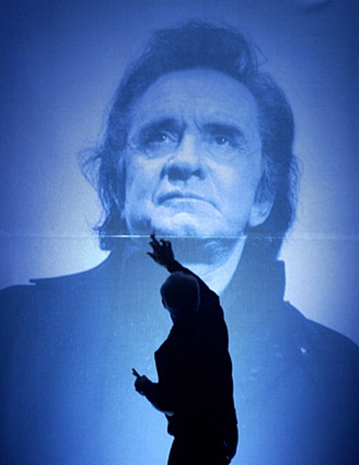 Die Zerrissenheit zwischen Gut und Böse, Licht und Schatten, Schuld und Sühne - das sind die großen Themen, die Johnny Cash in seinen Balladen mit einfachen Worten besingt. Die musikalische Präsenz, mit der er das tut, hat ihn auch über den Tod am 12. September 2003 hinaus zum "King der Country-Musik" gemacht.