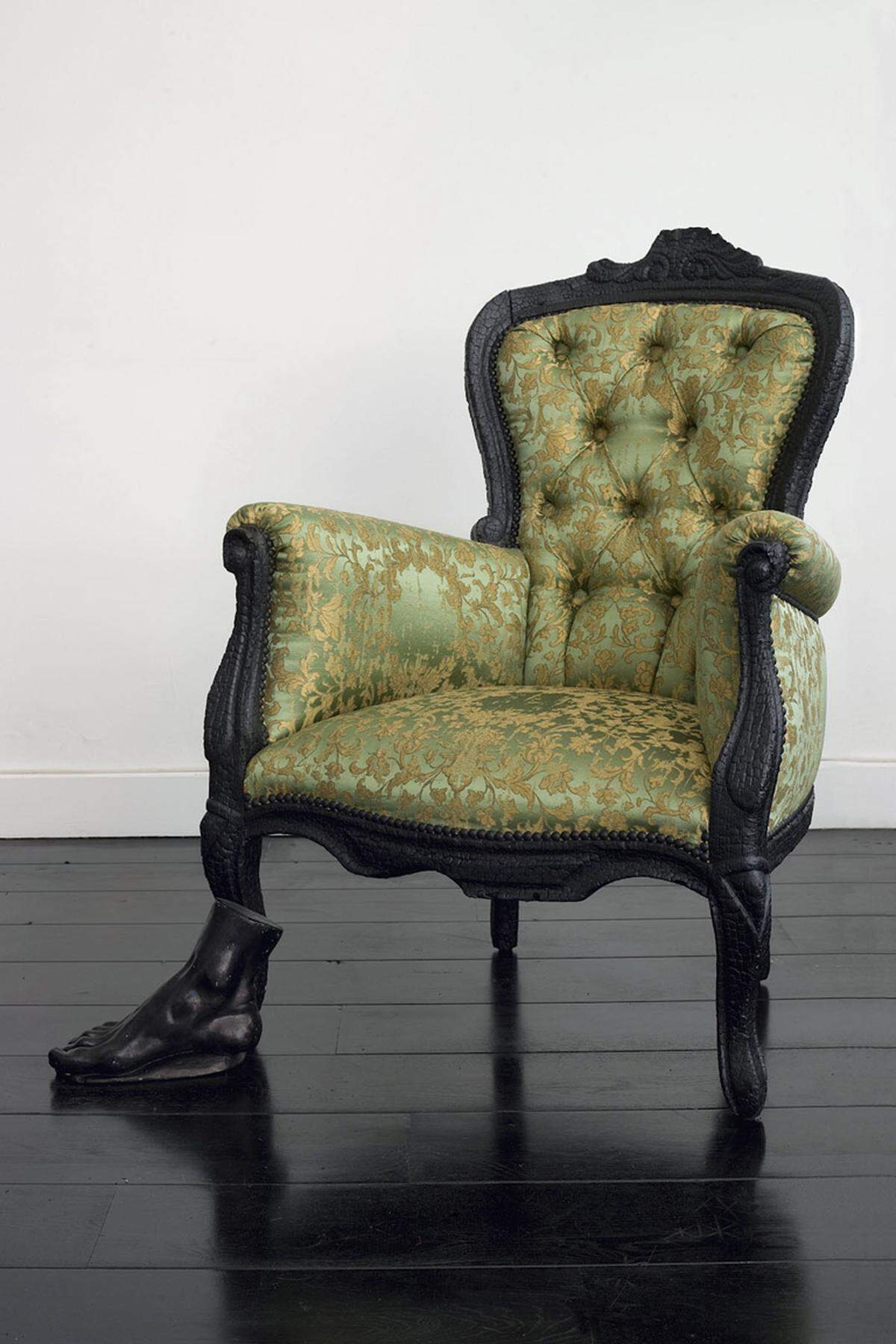 „Smoke Chair“ von Maarten Baas, Preis auf Anfrage, über www.moooi.nl, hier bezogen mit einem Stoff von Rubelli, ab 180 €/m²; bei Viktor Steinwender. www.viktorsteinwender.at