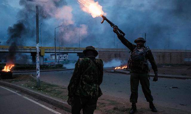 Die Polizei schießt Trängengaskartuschen in Richtung Demonstranten in Kisumu.