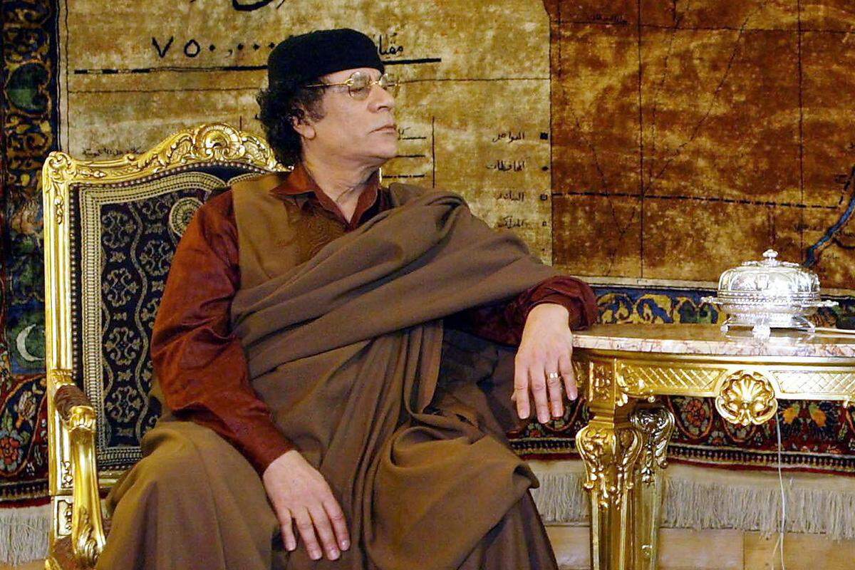 Vier Jahr nach Beginn des Aufstandes gegen den später von Rebellen getöteten Diktator Muammar al-Gaddafi ringen zwei konkurrierende Regierungen und zahlreiche Milizen um die Kontrolle des nordafrikanischen Landes. Für diese Woche geplante Gespräche über eine Beendigung des bewaffneten Konflikts mussten wieder abgesagt werden. Und die Extremisten des sogenannten „Islamischen Staates“ (IS) nutzen das Sicherheitsvakuum, um sich immer weiter auszubreiten.  Ein Überblick unseres Libyen-Experten Wieland Schneider über die wichtigsten Spieler im libyschen Machtkampf:  