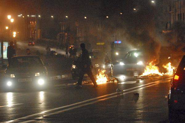 ... und errichten wie die Demonstranten in Tunesien mit brennenden Reifen Straßensperren.