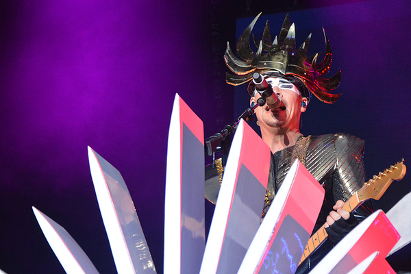 Auch Sänger Luke Steele stand der optischen Extravaganz um nichts nach. Kürzlich meinte er, dass Empire of the Sun bessere Songs als Daft Punk schreiben. "Alive" versus "Get Lucky" - Diese Wertung darf jeder selbst abgeben. Trotz Halb-Playback lieferten die Australier zur Primetime eine Gute-Laune-Show ab.