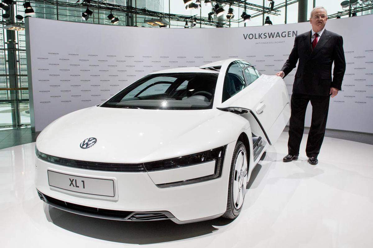 VW liefert sich nach wie vor ein Rennen mit Toyota: Um die meistproduzierten Autos und um die wertvollste Marke. Die Marke Volkswagen ist 23,7 Milliarden Dollar wert. Das 1-Liter-Auto XL1 von VW