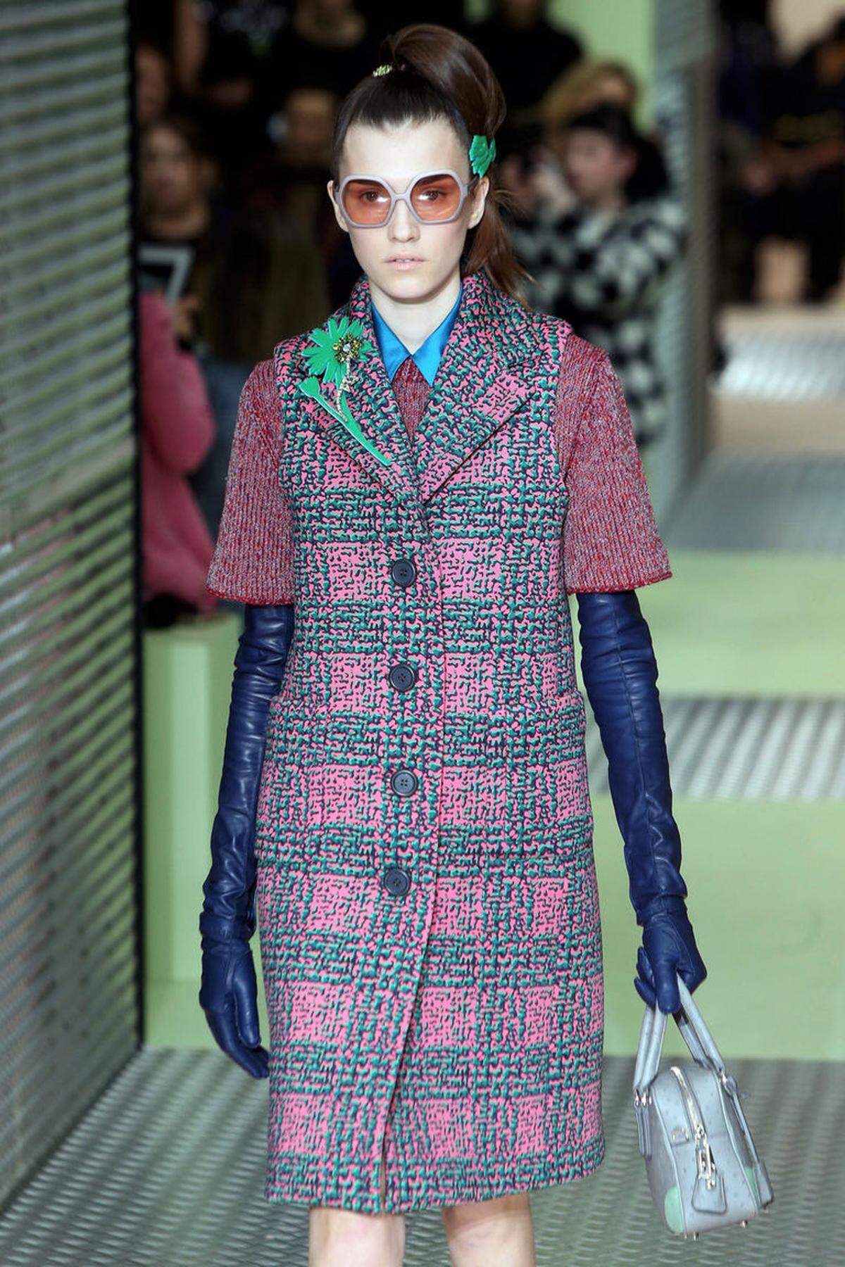 Frauen sollen sich wieder schön machen. Das ist eine der ersten großen Botschaften der noch bis Montag laufenden Defilees der "Milano Moda Donna" mit den Trends für die Saison Herbst/Winter 2015/16.Prada