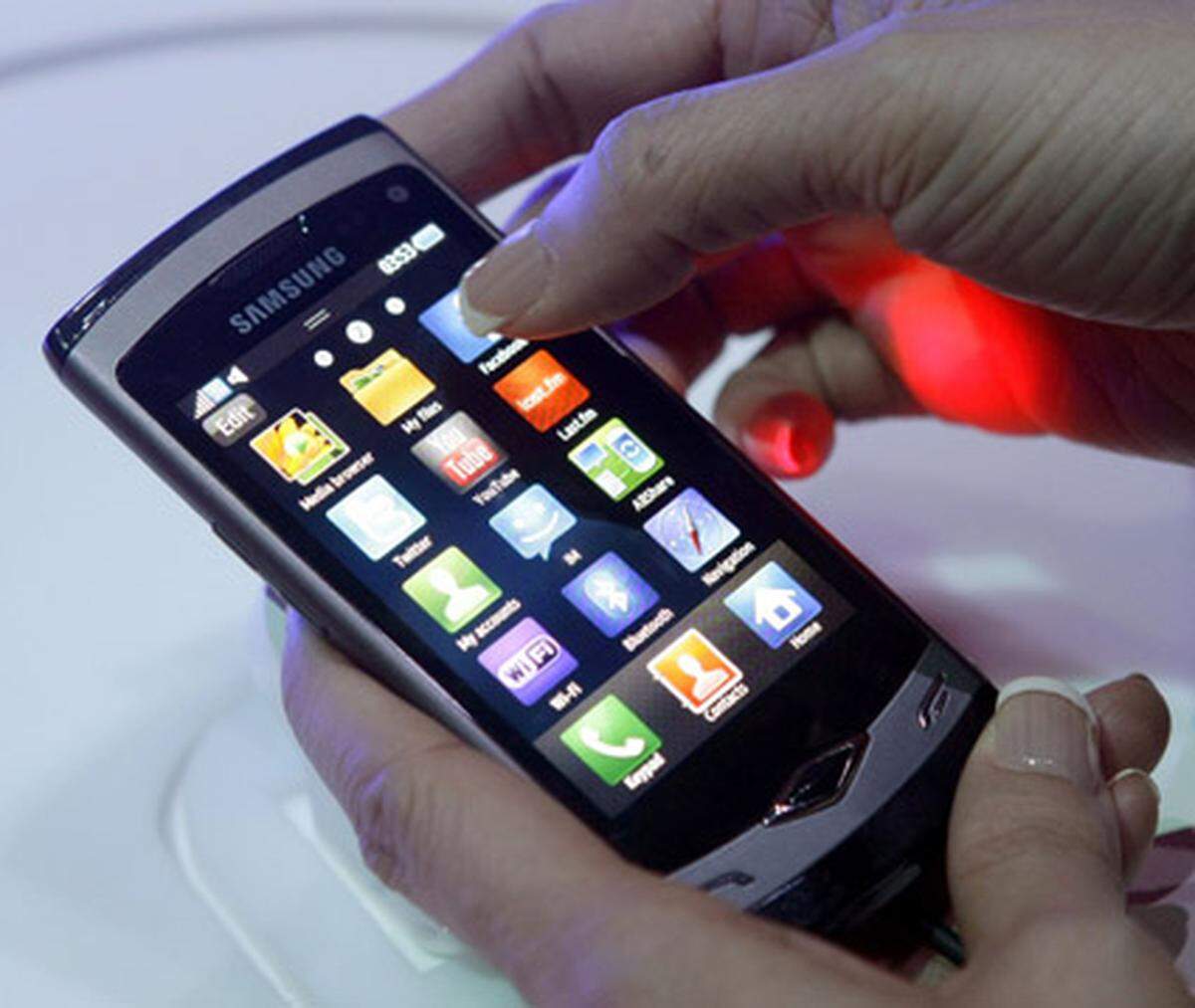 Das Samsung Wave läuft mit einem pfeilschnellen 1-GHz-Prozessor und bietet ein 3,3-Zoll-Display. Dank Super-AMOLED-Technik soll es auch im Sonnenlicht gut ablesbar sein. Nach Herstellerangaben wird das Smartphone im April auf den Markt kommen.