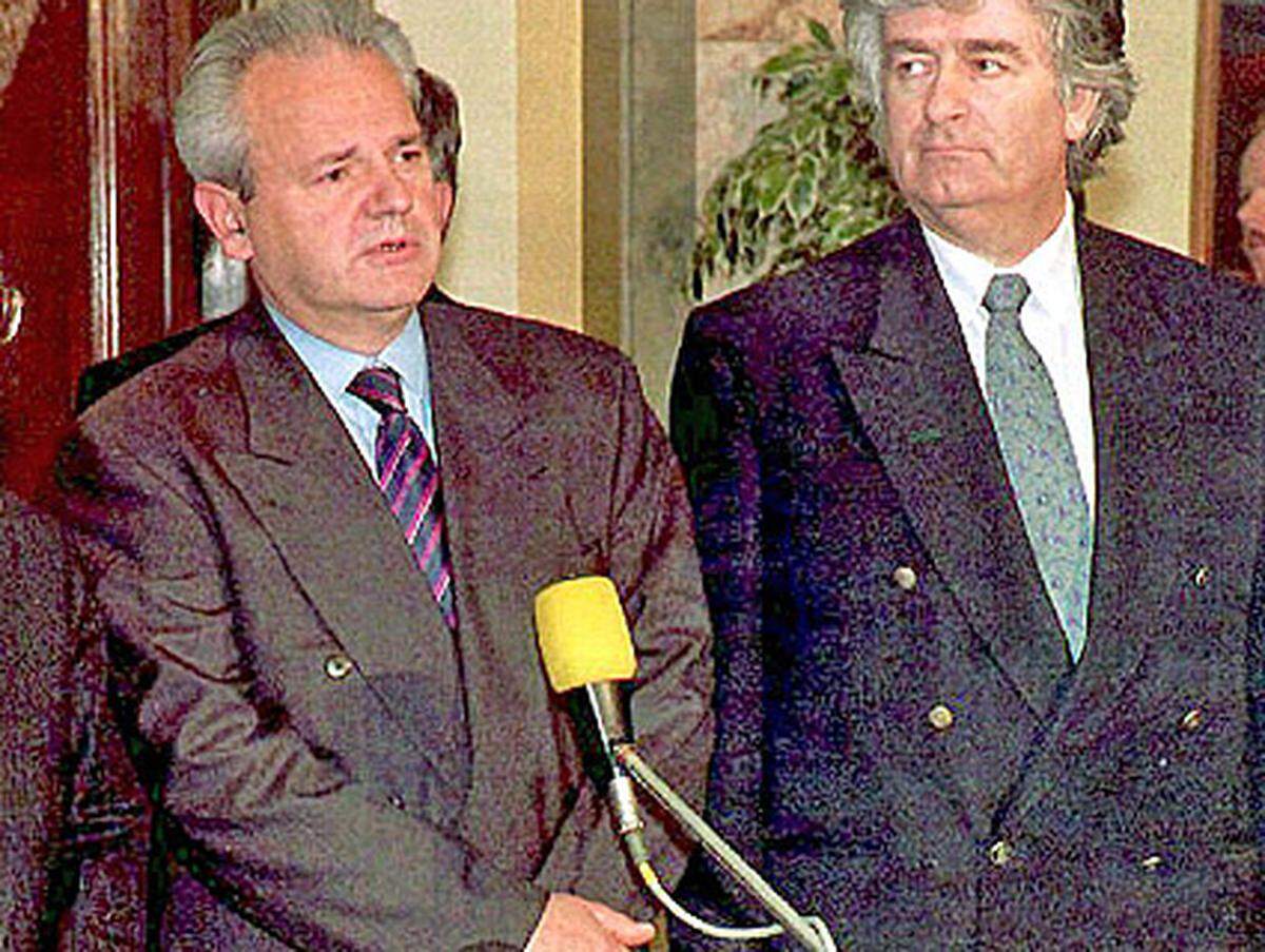 Der im Jahr 2000 gestürzte jugoslawische Präsident Milosevic wird im Juni 2001 an das UNO-Tribunal ausgeliefert, er stirbt jedoch im Jahr 2006 während seines vierjährigen Prozesses in Den Haag.