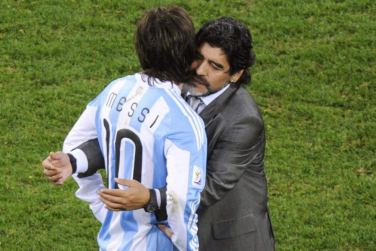 Nur im Trikot der argentinischen Nationalmannschaft konnte Messi weiterhin nicht überzeugen. Bei der WM 2010 gelang dem Superstar kein einziges Tor, das Abenteuer endete mit einem deftigen 0:4 gegen Deutschland im Viertelfinale.