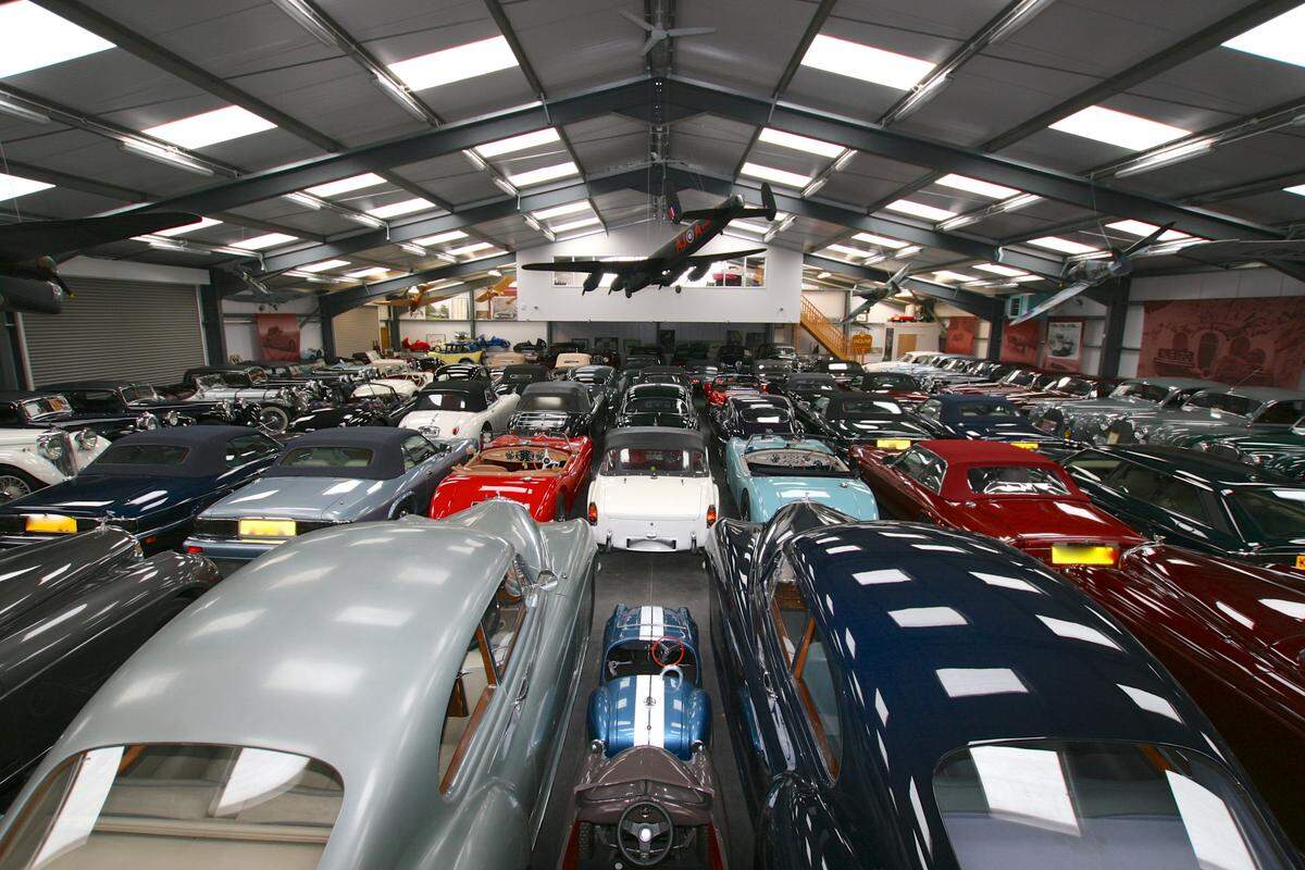 Zudem hat die JLR-Gruppe soeben die größte britische Autosammlung mit über 500 Fahrzeugen gekauft. Dieser Bestand ist Kern eines neuen Museums, in dem künftig das Erbe beider Marken beheimatet sein wird. Wie auch die beiden Autofirmen wird es in den englischen Midlands zuhause sein.