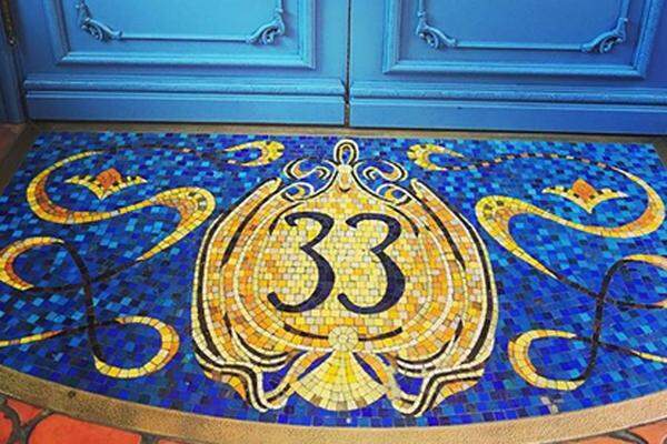 In ganz Disneyland ist Alkohol verboten. Ganz Disneyland? Nein! Ein von unbeugsamen Trinkern gegründeter privater Club leistet Widerstand und behält sich vor, als einziger Ort in Disneyland Alkohol auszuschenken. Der Club 33 befindet sich mitten im Disneyland Anaheim. Dennoch kann er nur von Mitgliedern besichtigt werden. Die Zeit auf der Warteliste beträgt ungefähr 14 Jahre. Hat man diese Hürde erst überwunden, muss man jährlich zwischen 3500 und 6000 Dollar Mitgliedsgebühr bezahlen, um an seinem Wein zu nippen. Neuanmeldungen werden keine entgegen genommen. Ein zweiter Club 33 befindet sich übrigens im Disneyland Tokio.