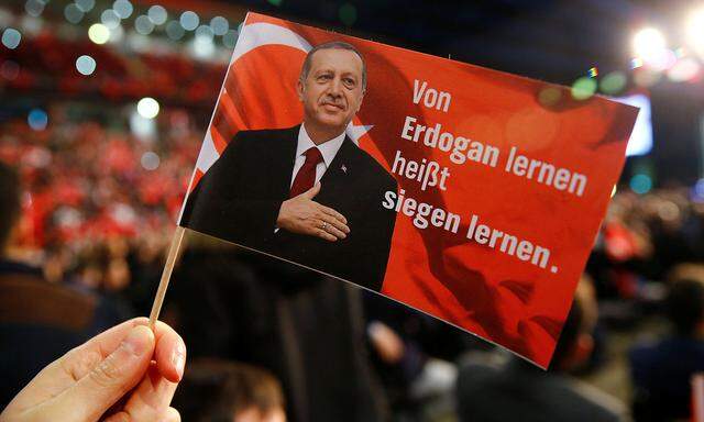 Eine Flagge während des Besuchs des türkischen Premiers Yildirim in Oberhausen.