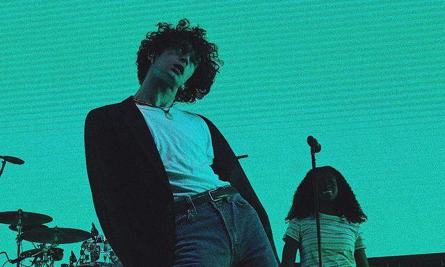 „Saying controversial things just for the hell of it“: Matthew Healy von The 1975, noch mit Sakko. 