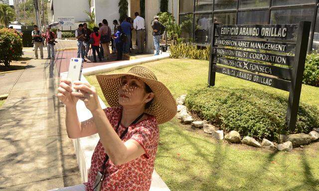Eine Touristin macht ein Selfie vor der Zentrale von Mossack Fonseca in Panama – jener Kanzlei, die mit ihren Steuertricks im Zentrum der Panama-Papers steht.