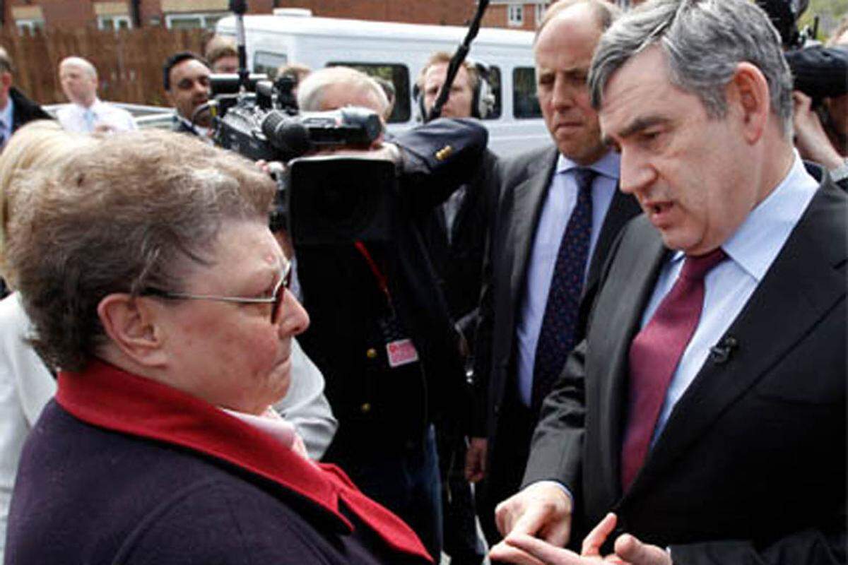 Kurz vor der Wahl hat sich der britische Premier Gordon Brown einen peinlichen Patzer erlaubt: Er bezeichnete eine Wählerin nach einem Gespräch als "borniert". "Das war ein Desaster - sie hätten mich niemals mit dieser Frau zusammenbringen dürfen. Wessen Idee war das denn?", schimpfte Brown, ohne an das Mikrofon eines Rundfunksenders an seinem Hemd zu denken (--> Video). 