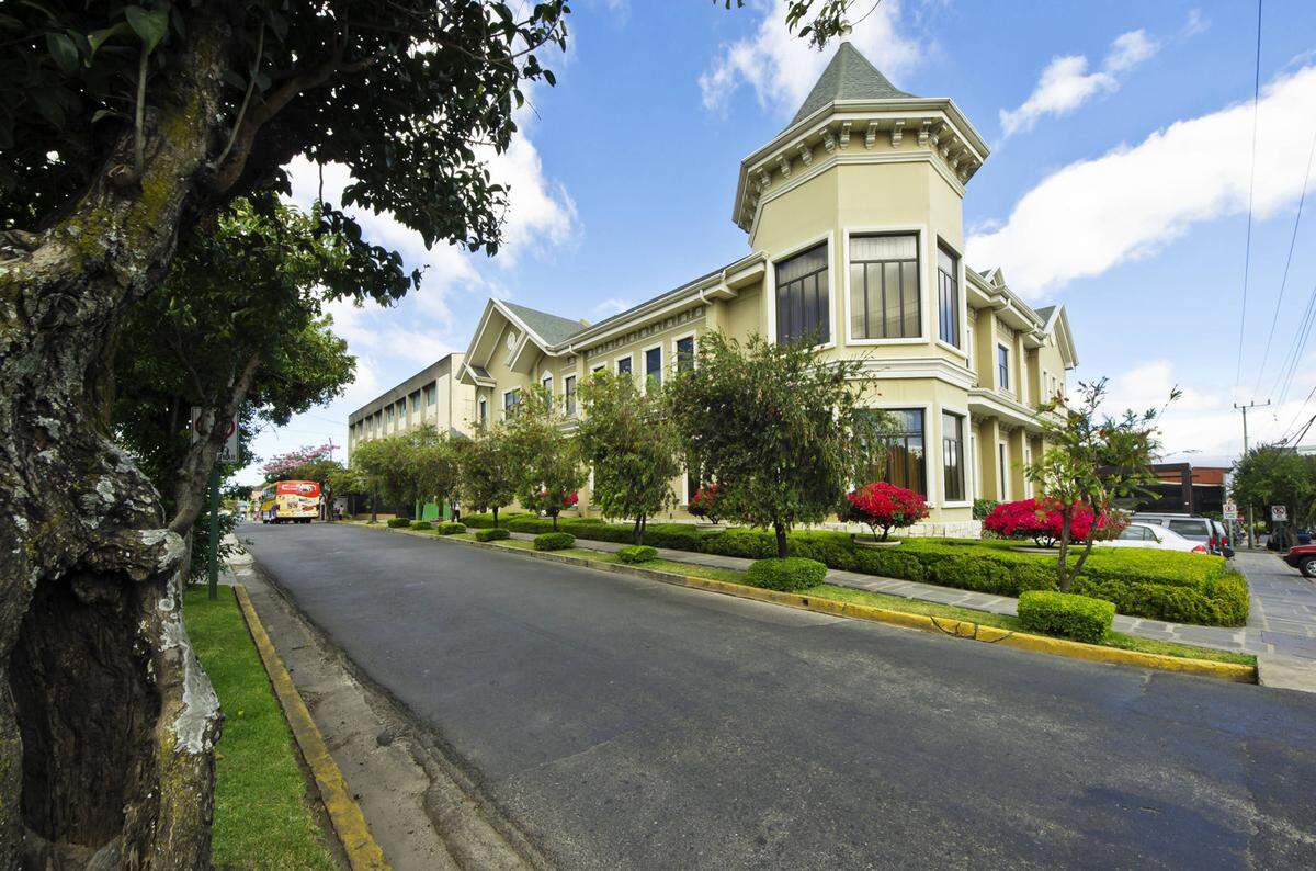 Viktorianische Herrenhäuser, bester Kaffee und Großstadttrubel kann man in der Hauptstadt Costa Ricas erfahren. Elegante Hotels gibt es hier genug, ein Abstecher in das spanische Fischerdorf El Pueblo, wo sich das Nachtleben konzentriert, ist lohnenswert.