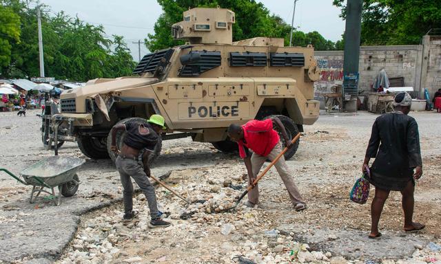 Aufräumarbeiten nach einem Gewaltausbruch in der Haupstadt Haitis, Port-au-Prince.