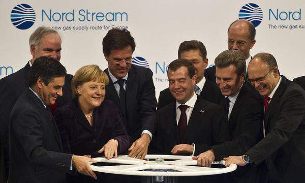 Ein Bild aus eindeutig anderen Zeiten. 2011 eröffneten mehrere europäische Spitzenpolitiker gemeinsam mit Dmitri Medwedew Nord Stream 1.