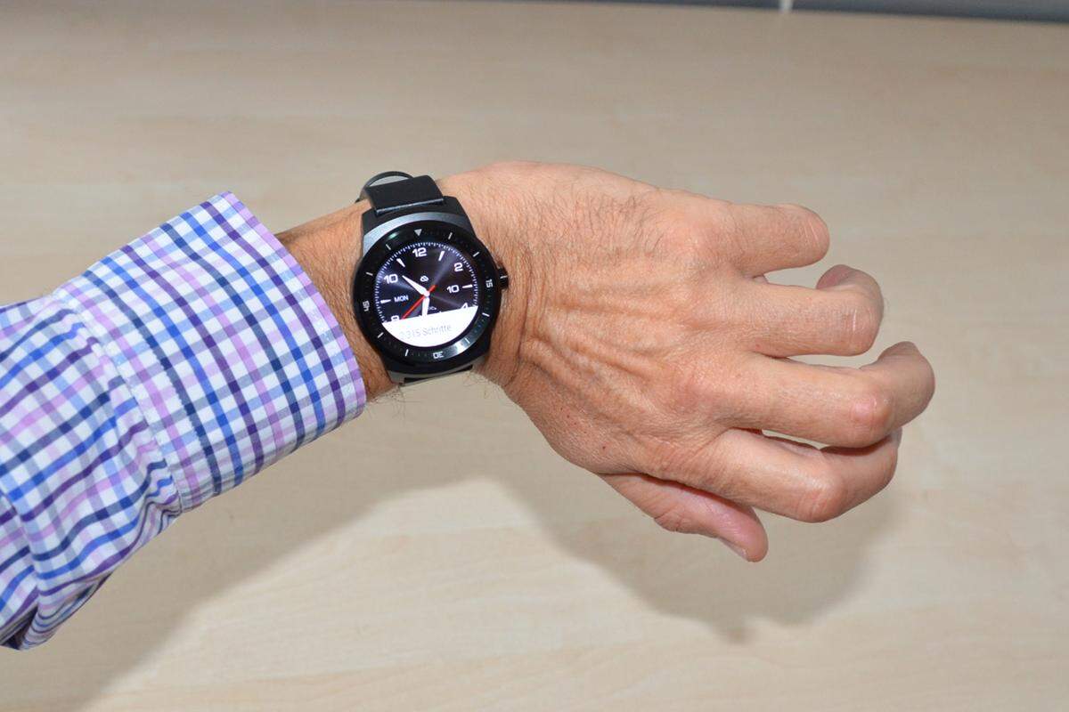 Bei der LG G Watch R besinnt sich das Unternehmen auf das klassische und allseits beliebte Uhrendesign. Bei der Zielgruppe richtet man sich ob der Größe aber wohl eher an eine männliche Zielgruppe. Nachdem LG auf eine Standardbreite von 22 Millimeter beim Armband gesetzt hat, lässt sich dieses auch nach eigenem Belieben austauschen.