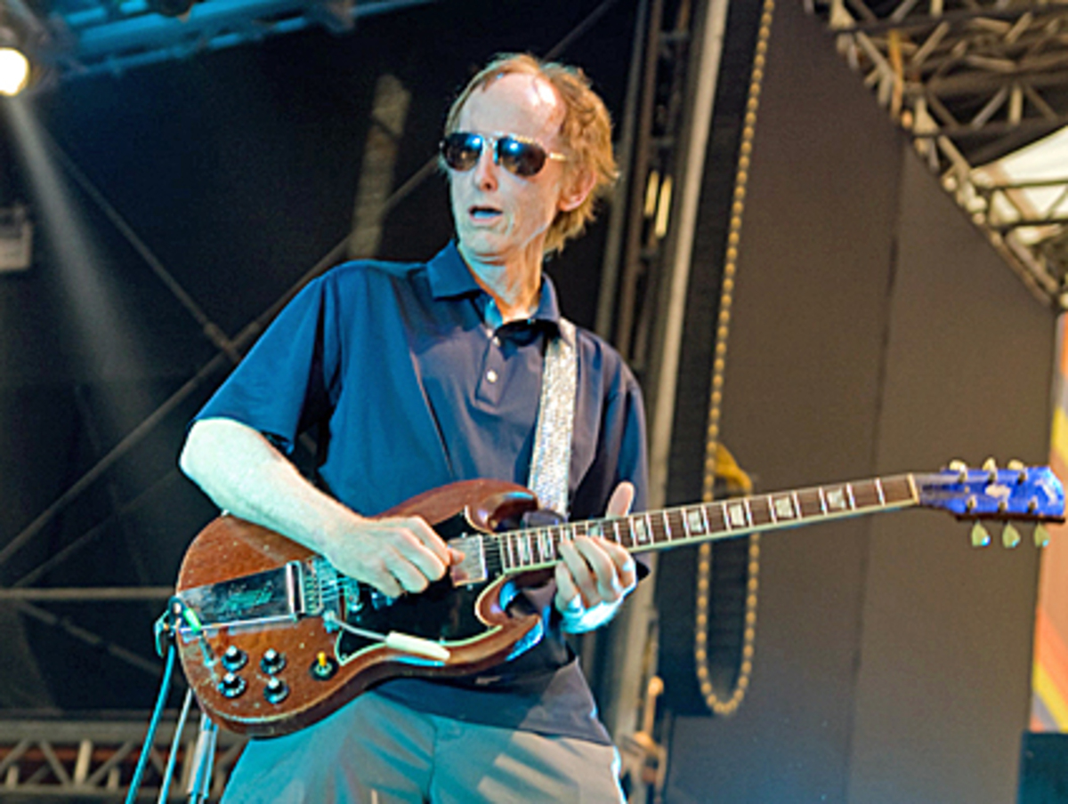 Gespielt wurden alle Klassiker der Doors, von Break on through über Touch me, Roadhouse blues bis zum unvermeidlichen Schlusssong, Light my fire. Zwischendruch gab es schöne Talentproben und unterhaltsame Klangexperimente, eingeleitet von offener Werbung für Drogenkonsum ("LSD is the garden of eden"). Allein Kriegers Versuch, Spanish caravan mit ein paar Minuten Flamenco-Gitarre einzuleiten, misslang gehörig.