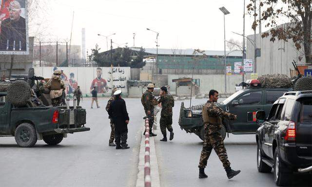 Nach der Erstürmung des Spitals: Sicherheitskräfte in Kabul.