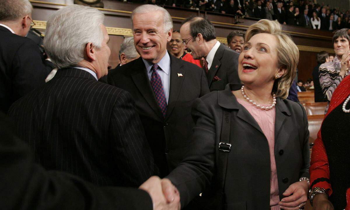 Mehrmals wagte sich Biden an eine Präsidentschaftskandidatur, doch erst im dritten Anlauf gelang es ihm, die Demokraten hinter sich zu vereinen. Im Bild mit Senatorin Hillary Clinton vor einer Kongressrede des damaligen US-Präsidenten George W. Bush. Clinton und Biden unterlagen 2008 Barack Obama im Vorwahlkampf der Demokraten.