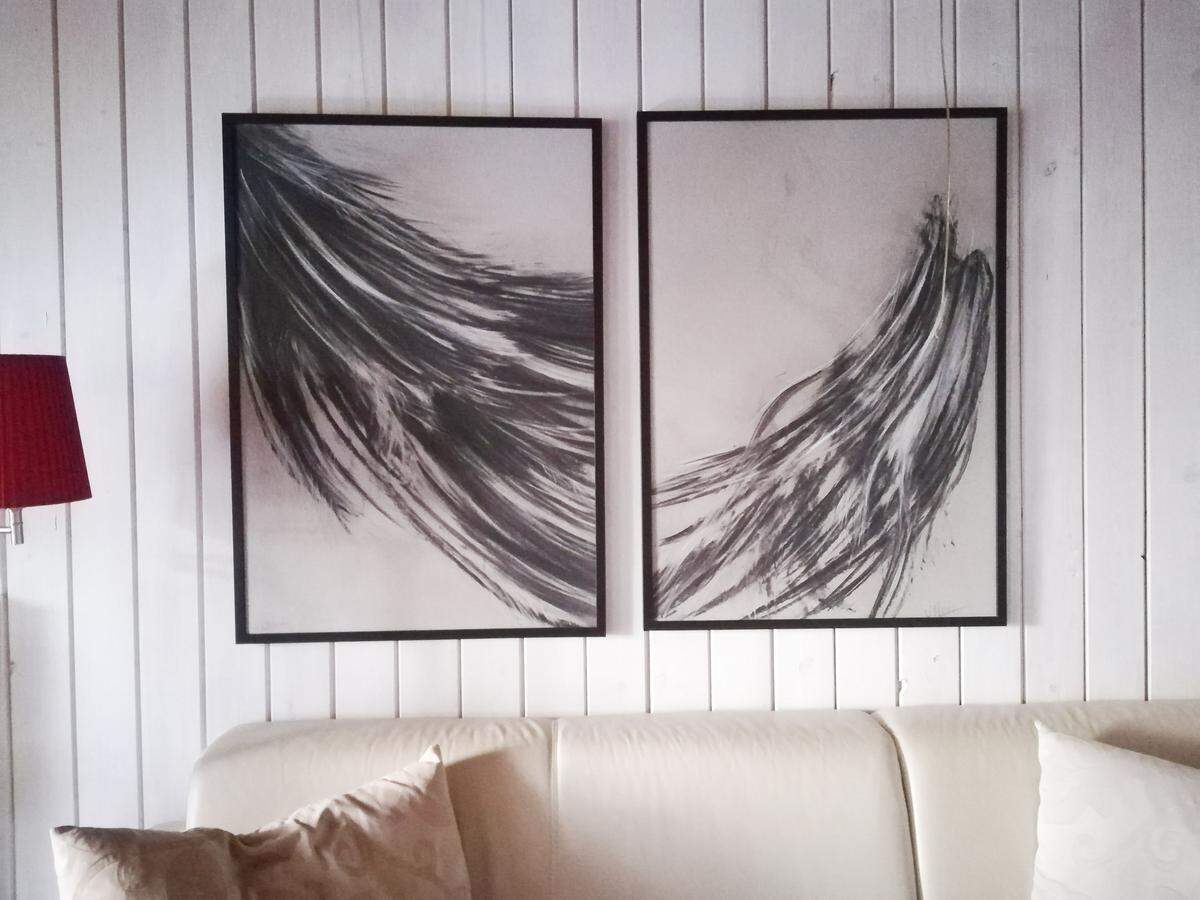 Kunst ist im gesamten Wohnbereich zu finden: Hier die "Flügel" von Anneliese Rauscher.