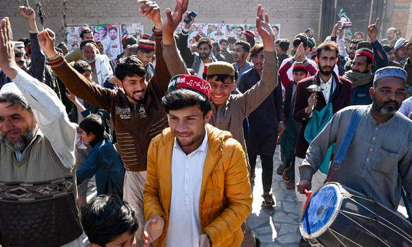 Unterstützer des inhaftierten Imran Khan und dessen Partei „Pakistan Tehreek-e-Insaaf“ (PTI) jubeln über die bekannt gewordenen Wahlergebnisse.