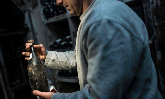 Echte Oldtimer, die seit Jahrhunderten im Keller schlummern, gibt es nur selten zu kaufen: Drei Flaschen „Vin Jaune“ aus 1774 wurden im Mai in Frankreich versteigert: Eine davon erreichte die Rekordsumme von 103.700 Euro.