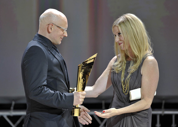 Der Nestroy für die "Beste Regie" ging an den lettischen Regisseur Alvis Hermanis für "Eine Familie" im Akademietheater. Dörte Lyssewski übergab den Preis.