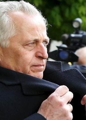 Presidential candidate Rudolf Hundstorfer of the social democrats SPOe leaves the voting stastion during presidential election in Vienna