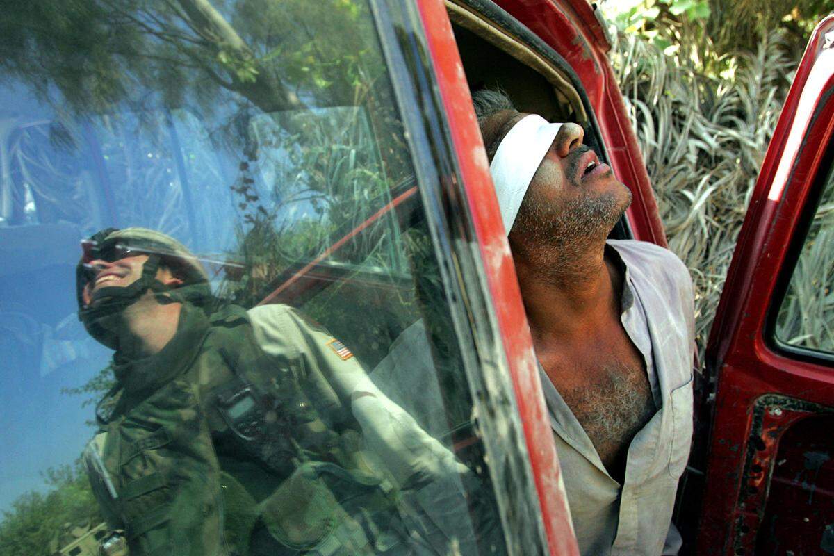 US-Soldaten durchsuchen einen Iraker, der verdächtigt wurde, in seinem Auto Sprengstoff zu transportieren.