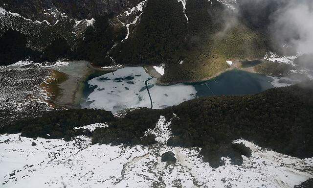 Die Touristen wurden vom schlechten Wetter überrascht.