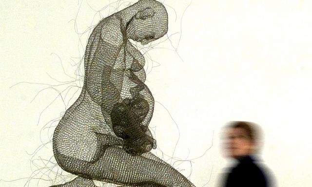 Die Skulptur einer schwangeren Frau in St. Petersburg