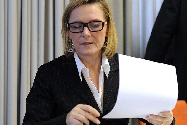 Die Kaufmännische Direktorin Sissy Mayerhoffer musste ebenfalls Platz machen - für einen ÖVP-Wunschkandidaten. Angeblich sollen die 160 Millionen Euro Gebühren-Refundierung mitunter an die Besetzung gekoppelt gewesen sein. Gemeint ist ...