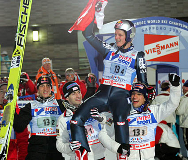 Zudem darf "Schlieri" 2007, wie der Tiroler gerne - vor allem von nicht ganz sattelfesten Journalisten genannt wird ("Gregor Schlierenzauner" wird von der Suchmaschine Google 388.000mal gefunden) - genannt wird, seine erste WM-Goldmedaille feiern. Mit Wolfgang Loitzl, Andreas Kofler und Thomas Morgenstern holt er den Sieg im Mannschaftsspringen in Sapporo.