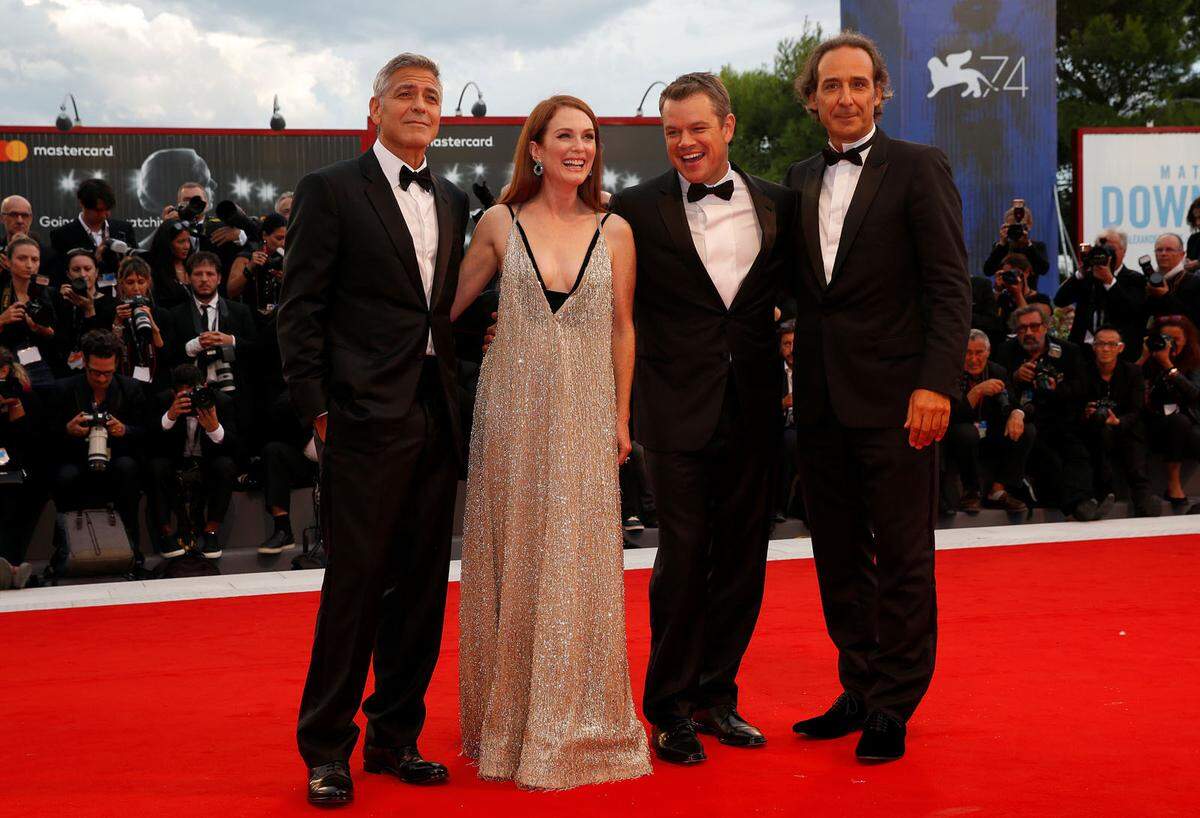 Neues Outfit, neue Konstellation: George Clooney, Matt Damon und mittig Julianne Moore in einem weit ausgestellten Kleid von Valentino.