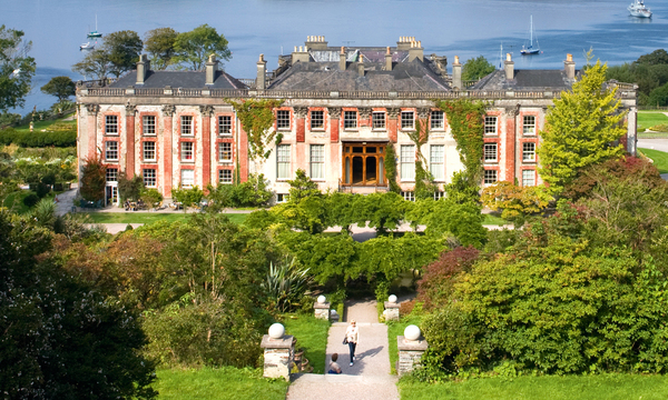 Filmreif. Bantry House, ein Ort zum Dinieren, Intrigieren, Tafeln, Kämpfen, Lieben und Sterben.