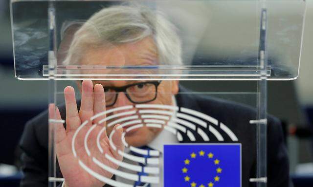 Kommissionspräsident Jean-Claude Juncker wird erneut mit Rücktrittsforderungen konfrontiert.  