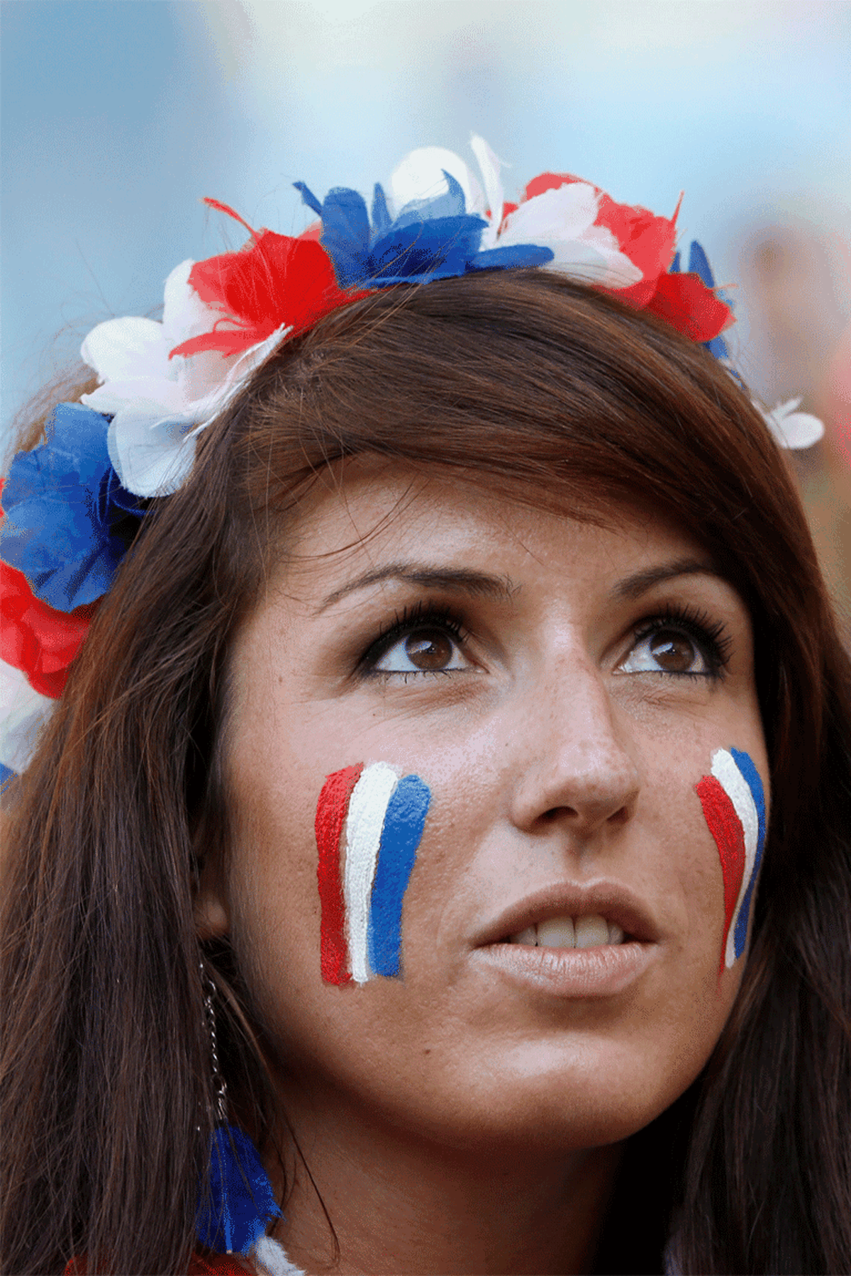 Die französischen Spielerfrauen haben sich beschwert, weil sie in Rio zum offiziellen Besuch ihrer Männer nur in einem Viersternehotel untergebracht wurden. Der Protest war erfolgreich: Die verwöhnten Frauen zogen in eine Luxusherberge an der Copacabana um. Die französischen Akteure durften ihre Frauen nach der Partie gegen Ecuador nach dreieinhalbwöchiger Trennung erstmals wieder sehen. Der offizielle Damenbesuch wurde vom französischen Verband (FFF) bei der Heim-WM 1998 eingeführt und wird seither von der FFF organisiert und finanziert.